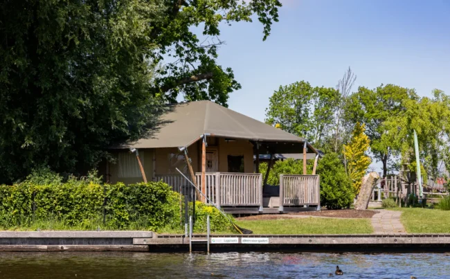 Waterherberg it beaken een Glamping in Friesland